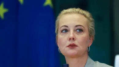 Viúva de Alexei Navalny confirma envenenamento após análises independentes em laboratórios estrangeiros. Yulia Navalnaya denuncia condições cruéis e acusa o governo russo de assassinato.