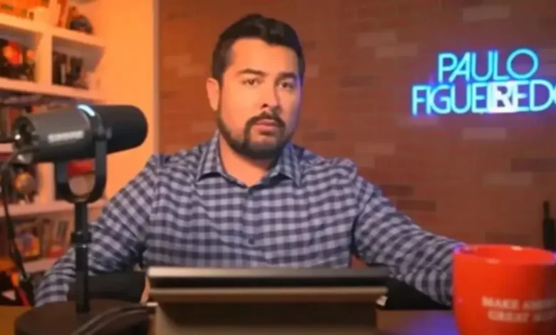 Direita se divide sobre anistia aos presos de 8 de janeiro 1 Crise diplomática Brasil-EUA divide a direita. Paulo Figueiredo defende anistia integral aos presos de 8 de janeiro, enquanto Ciro Nogueira busca união e diálogo. Eduardo Bolsonaro e Sóstenes Cavalcante apoiam o posicionamento de Figueiredo, intensificando o debate sobre a estratégia da direita para 2026.