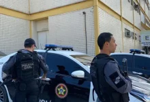 Polícia Civil e MP-RJ prende 12 pessoas em ação contra o Comando Vermelho. Operação na Gardênia Azul e Cidade de Deus apreendeu armas, drogas e drones. Ações visam desmantelar a rede criminosa e garantir a segurança da população.