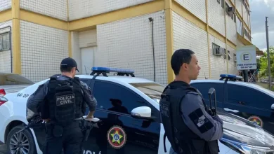 Polícia Civil e MP-RJ prende 12 pessoas em ação contra o Comando Vermelho. Operação na Gardênia Azul e Cidade de Deus apreendeu armas, drogas e drones. Ações visam desmantelar a rede criminosa e garantir a segurança da população.