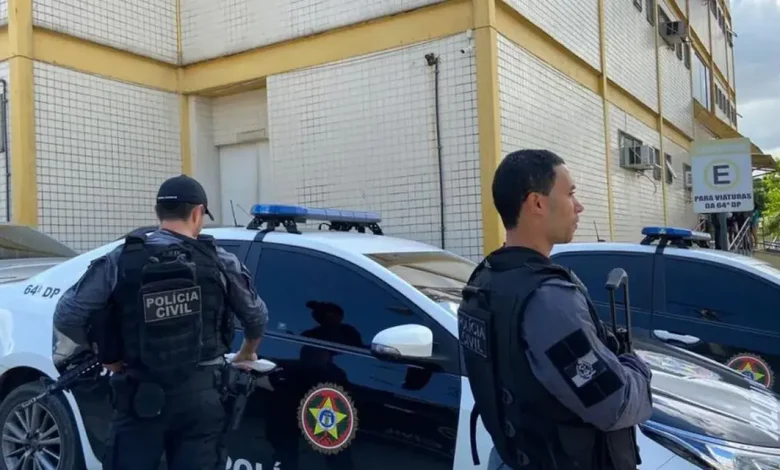 Polícia Civil e MP-RJ prende 12 pessoas em ação contra o Comando Vermelho. Operação na Gardênia Azul e Cidade de Deus apreendeu armas, drogas e drones. Ações visam desmantelar a rede criminosa e garantir a segurança da população.