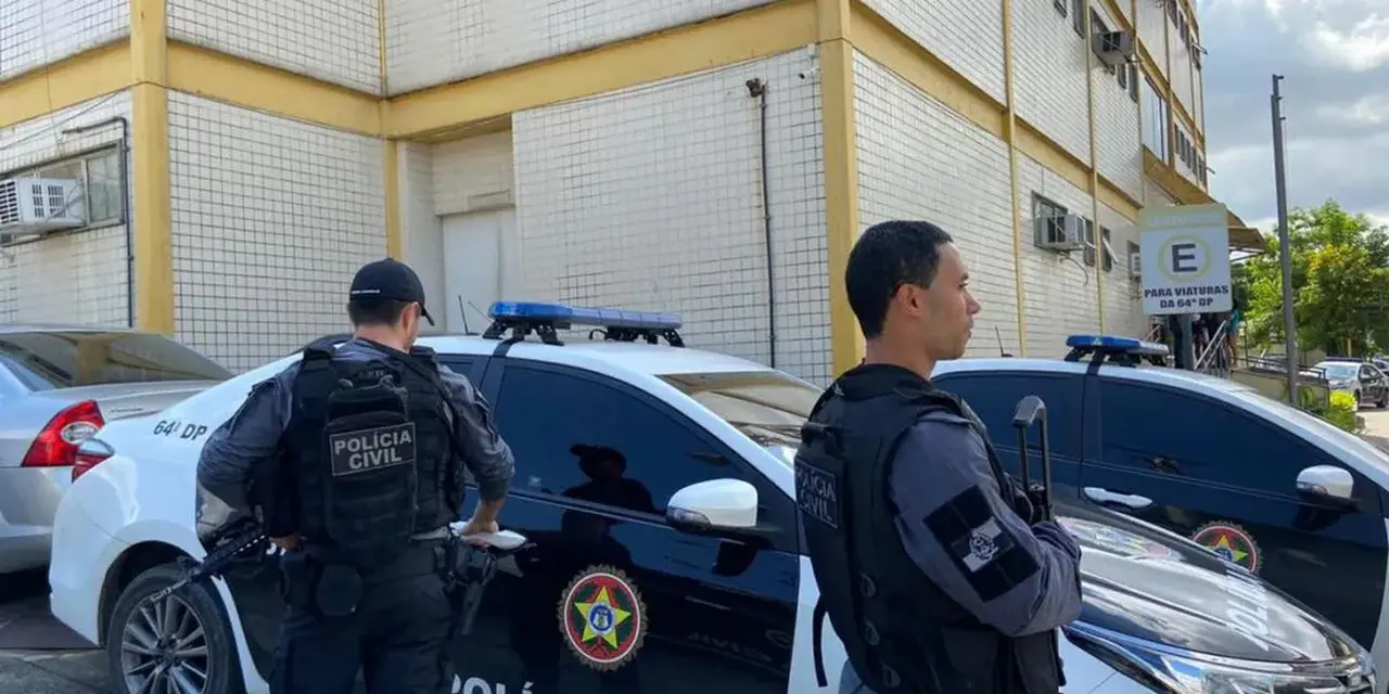 Polícia Civil e MP-RJ desmantelam rede do Comando Vermelho em ações na Gardênia Azul e Cidade de Deus 14 Polícia Civil e MP-RJ prende 12 pessoas em ação contra o Comando Vermelho. Operação na Gardênia Azul e Cidade de Deus apreendeu armas, drogas e drones. Ações visam desmantelar a rede criminosa e garantir a segurança da população.