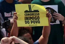 Senado analisará PEC da Blindagem nesta quarta-feira. Expectativa é de rejeição da proposta que visa impedir investigações e prisões de parlamentares. Debate sobre anistia para envolvidos nos atos de 8 de janeiro também em pauta na Câmara.