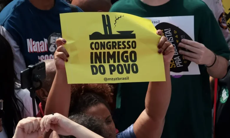 Senado decide sobre PEC da Blindagem e anistia para envolvidos em atos de 8 de janeiro 1 Senado analisará PEC da Blindagem nesta quarta-feira. Expectativa é de rejeição da proposta que visa impedir investigações e prisões de parlamentares. Debate sobre anistia para envolvidos nos atos de 8 de janeiro também em pauta na Câmara.