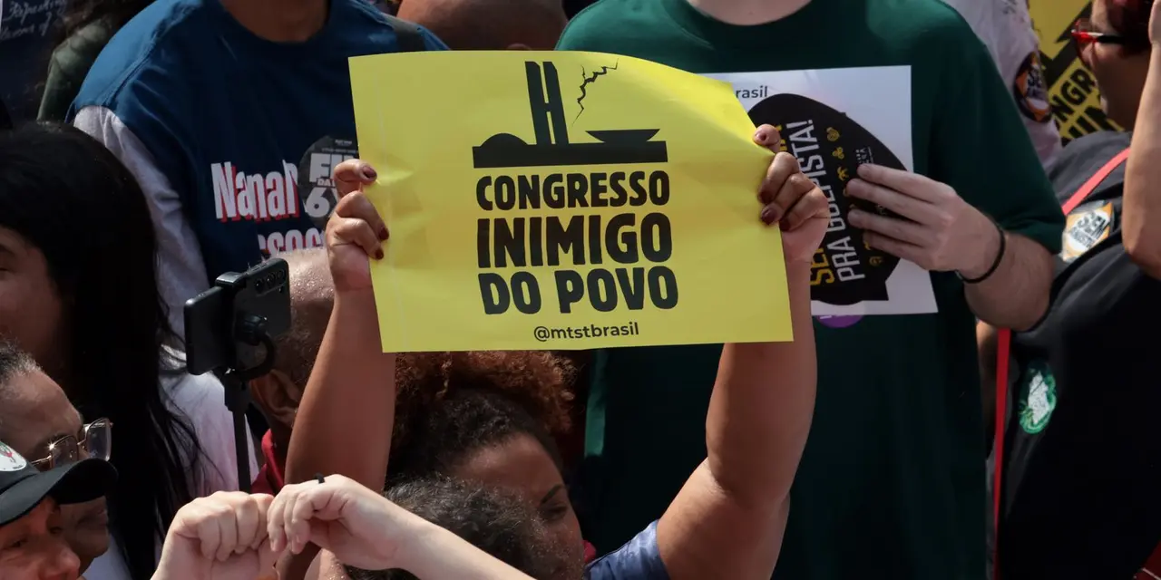 Senado analisará PEC da Blindagem nesta quarta-feira. Expectativa é de rejeição da proposta que visa impedir investigações e prisões de parlamentares. Debate sobre anistia para envolvidos nos atos de 8 de janeiro também em pauta na Câmara.