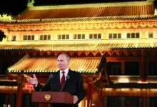 Putin nega ligação entre tarifas americanas ao Brasil e conflito na Ucrânia. Em entrevista em Pequim, o presidente russo argumenta que as medidas são internas aos EUA e visam pressionar a Rússia a negociar um cessar-fogo. Ele também menciona a situação na Índia, também alvo de tarifas por comprar petróleo russo.