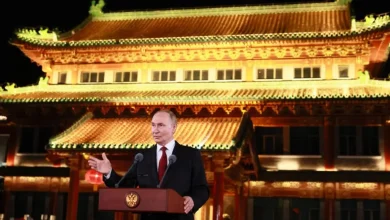 Putin nega ligação entre tarifas americanas ao Brasil e conflito na Ucrânia. Em entrevista em Pequim, o presidente russo argumenta que as medidas são internas aos EUA e visam pressionar a Rússia a negociar um cessar-fogo. Ele também menciona a situação na Índia, também alvo de tarifas por comprar petróleo russo.