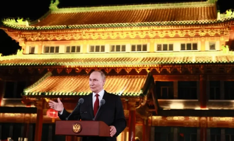 Putin nega ligação entre tarifas americanas ao Brasil e guerra na Ucrânia 1 Putin nega ligação entre tarifas americanas ao Brasil e conflito na Ucrânia. Em entrevista em Pequim, o presidente russo argumenta que as medidas são internas aos EUA e visam pressionar a Rússia a negociar um cessar-fogo. Ele também menciona a situação na Índia, também alvo de tarifas por comprar petróleo russo.
