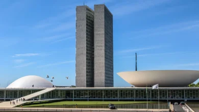 Nova pesquisa Genial/Quaest revela crescente desconfiança da população brasileira em relação aos Três Poderes. Congresso enfrenta maior rejeição, ameaçando a representatividade e a legitimidade do Legislativo.