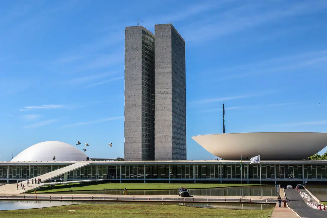 Nova pesquisa Genial/Quaest revela crescente desconfiança da população brasileira em relação aos Três Poderes. Congresso enfrenta maior rejeição, ameaçando a representatividade e a legitimidade do Legislativo.