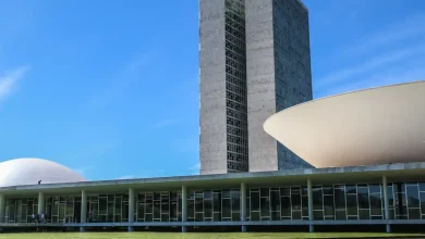CPI do INSS retoma atividades com depoimento de advogado Eli Cohen, foco da investigação por esquema de descontos ilegais em benefícios. Senado vota projeto que altera regras da inelegibilidade e precatórios. Câmara discute isenção de Imposto de Renda e Reforma Administrativa.