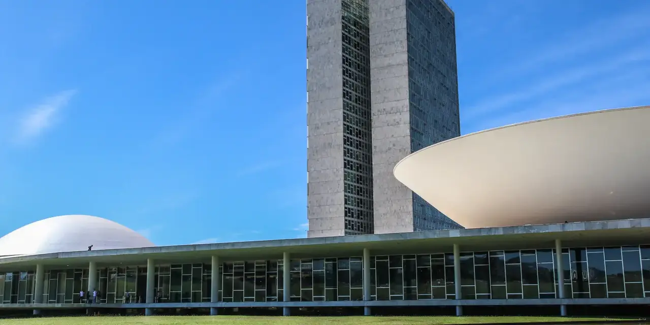 CPI do INSS retoma atividades com depoimento de advogado Eli Cohen, foco da investigação por esquema de descontos ilegais em benefícios. Senado vota projeto que altera regras da inelegibilidade e precatórios. Câmara discute isenção de Imposto de Renda e Reforma Administrativa.