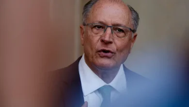 VP Geraldo Alckmin expresses optimism about a potential meeting between Presidents Lula and Trump this week. The meeting aims to foster dialogue and advance negotiations between Brazil and the US, seeking mutual benefit and a convergence of interests.