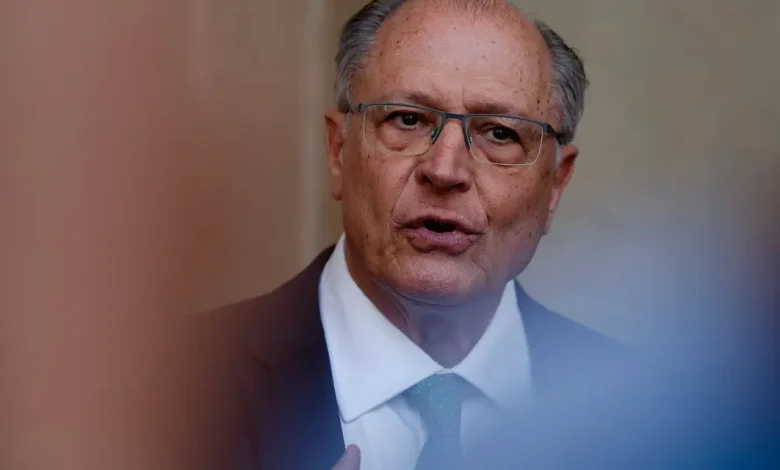 VP Geraldo Alckmin expresses optimism about a potential meeting between Presidents Lula and Trump this week. The meeting aims to foster dialogue and advance negotiations between Brazil and the US, seeking mutual benefit and a convergence of interests.