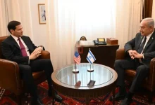EUA anunciam novas medidas contra o Brasil em resposta à condenação de Bolsonaro. Marco Rubio acusa o ministro Alexandre de Moraes de perseguição e ações que ultrapassam fronteiras. A decisão segue tarifas já impostas e sanções econômicas contra Moraes.