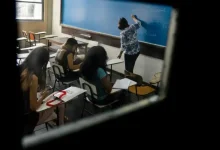 Câmara aprova projeto do Sistema Nacional de Educação (SNE), apelidado de "SUS da Educação". Debate acirrado sobre autonomia dos estados e influência de ONGs. A nova estrutura inclui a Cite e a Inde, além da definição do Custo Aluno-Qualidade.