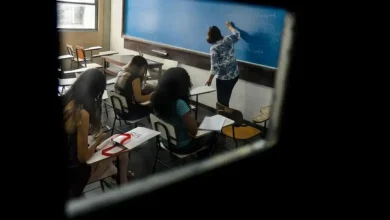 Câmara aprova projeto do Sistema Nacional de Educação (SNE), apelidado de "SUS da Educação". Debate acirrado sobre autonomia dos estados e influência de ONGs. A nova estrutura inclui a Cite e a Inde, além da definição do Custo Aluno-Qualidade.