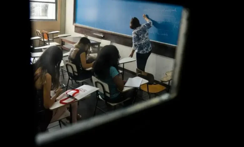 Sistema Nacional de Educação: Câmara aprova 'SUS da Educação' após debate acirrado 1 Câmara aprova projeto do Sistema Nacional de Educação (SNE), apelidado de "SUS da Educação". Debate acirrado sobre autonomia dos estados e influência de ONGs. A nova estrutura inclui a Cite e a Inde, além da definição do Custo Aluno-Qualidade.