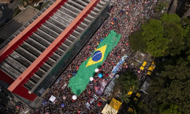 PT Reformula Campanhas com Cores da Bandeira e ênfase na Justiça Tributária 1 PT adota nova estratégia em campanhas com cores da bandeira e foco em justiça tributária. A mudança visual coincide com momentos políticos importantes, como a participação de Lula na ONU e a movimentação política nacional.