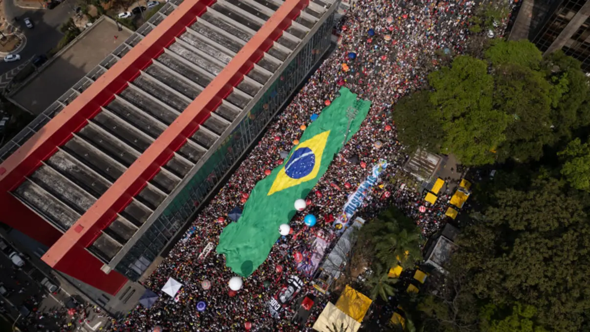 PT Reformula Campanhas com Cores da Bandeira e ênfase na Justiça Tributária 14 PT adota nova estratégia em campanhas com cores da bandeira e foco em justiça tributária. A mudança visual coincide com momentos políticos importantes, como a participação de Lula na ONU e a movimentação política nacional.