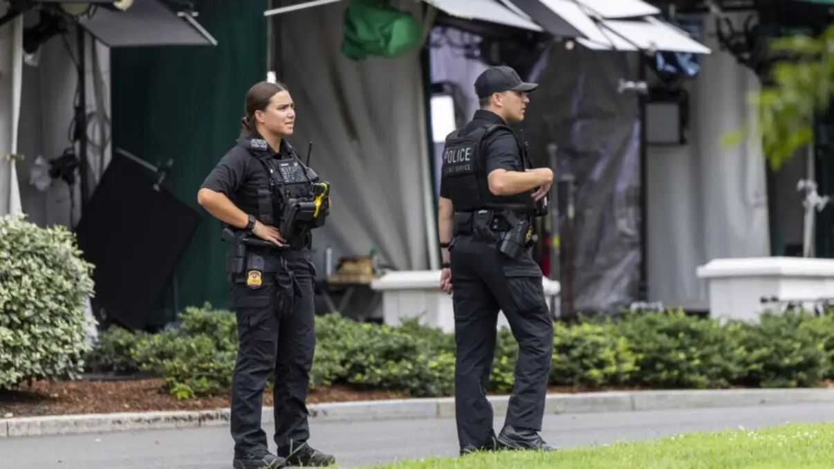 Ação do FBI Desmantela Rede de Dispositivos que Ameaçava Telecomunicações de Nova York 14 O Serviço Secreto dos EUA desmantelou uma rede sofisticada de dispositivos eletrônicos que ameaçava as telecomunicações de Nova York. Mais de 300 servidores e 100 mil chips de telefonia foram apreendidos. A operação aconteceu antes da Assembleia Geral da ONU, com o objetivo de prevenir um colapso nas telecomunicações.