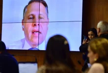 Ex-assessor de Alexandre de Moraes acusa o ministro do STF de fraude processual em busca e apreensão contra empresários de direita. Tagliaferro alega irregularidades e entregou provas aos EUA e ao Senado. O julgamento da trama golpista acontece em meio à polêmica, gerando reações e questionamentos sobre a imparcialidade do processo.