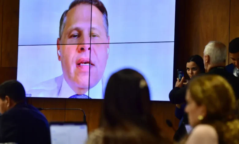 Ex-assessor acusa Moraes de fraude em busca e apreensão contra empresários de direita 1 Ex-assessor de Alexandre de Moraes acusa o ministro do STF de fraude processual em busca e apreensão contra empresários de direita. Tagliaferro alega irregularidades e entregou provas aos EUA e ao Senado. O julgamento da trama golpista acontece em meio à polêmica, gerando reações e questionamentos sobre a imparcialidade do processo.