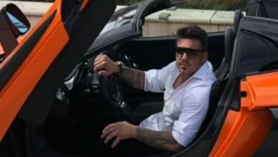 Ex-piloto de Fórmula 1 Tarso Marques preso em São Paulo ao dirigir Lamborghini Gallardo vermelha sem placa. A prisão viralizou nas redes sociais e gerou repercussão sobre a situação do ex-atleta.