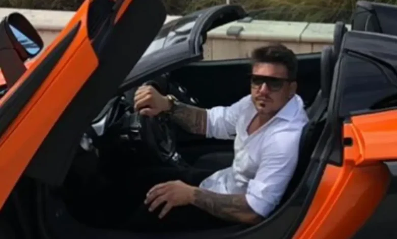 Ex-piloto de Fórmula 1 Tarso Marques preso em São Paulo ao dirigir Lamborghini Gallardo vermelha sem placa. A prisão viralizou nas redes sociais e gerou repercussão sobre a situação do ex-atleta.