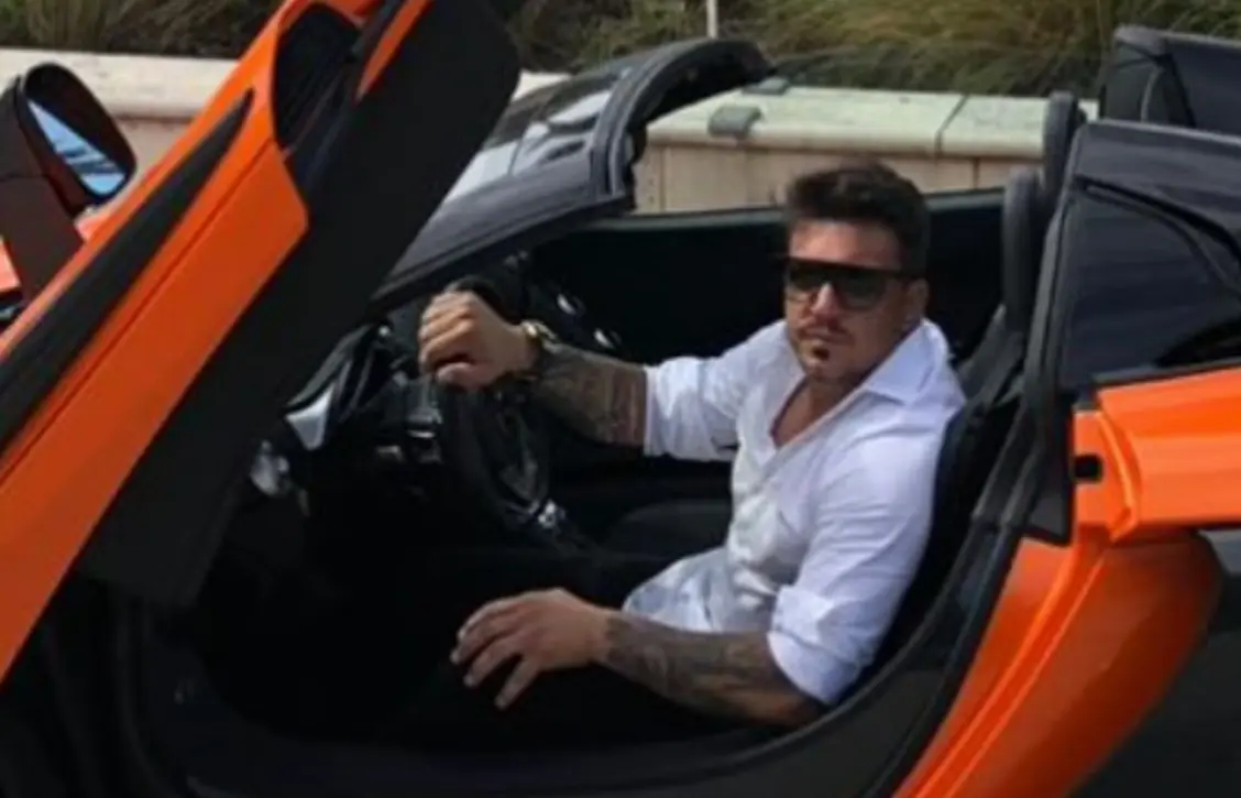 Ex-piloto de Fórmula 1 Tarso Marques preso em São Paulo ao dirigir Lamborghini Gallardo vermelha sem placa. A prisão viralizou nas redes sociais e gerou repercussão sobre a situação do ex-atleta.