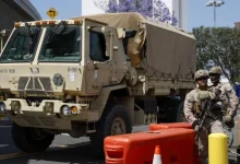 Juiz federal proíbe uso da Guarda Nacional em Los Angeles por Trump, afirmando violação da Lei Posse Comitatus. Decisão impede a Casa Branca de mobilizar tropas militares no estado sem exceção constitucional ou legal.