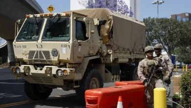 Juiz federal proíbe uso da Guarda Nacional em Los Angeles por Trump, afirmando violação da Lei Posse Comitatus. Decisão impede a Casa Branca de mobilizar tropas militares no estado sem exceção constitucional ou legal.
