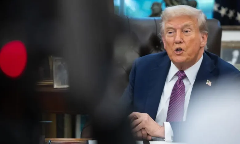 Forças EUA Afundam Navio Suspeito de Ligações Terroristas 1 US forces sank a vessel suspected of being linked to a terrorist organization, killing three alleged drug traffickers, according to President Trump. The attack, the fourth of its kind in the region, occurred in waters under the US Southern Command's jurisdiction.