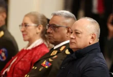 Diosdado Cabello, segundo da ditadura venezuelana, acusa EUA de "bandeira falsa" após ataque a barco com drogas no Caribe. Cabello questiona falta de provas e alega que EUA manipulam opinião pública para vincular Venezuela à situação.