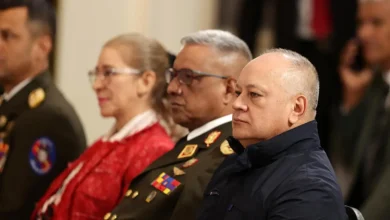 Diosdado Cabello, segundo da ditadura venezuelana, acusa EUA de "bandeira falsa" após ataque a barco com drogas no Caribe. Cabello questiona falta de provas e alega que EUA manipulam opinião pública para vincular Venezuela à situação.