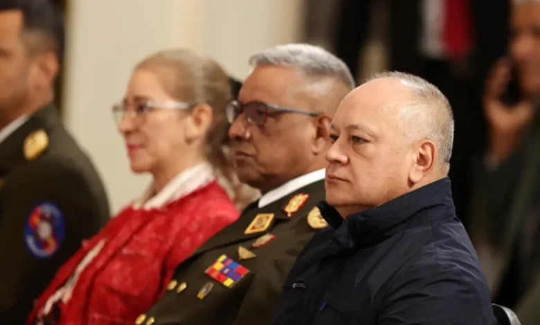 Cabello acusa EUA de "bandeira falsa" após ataque a barco com drogas no Caribe 1 Diosdado Cabello, segundo da ditadura venezuelana, acusa EUA de "bandeira falsa" após ataque a barco com drogas no Caribe. Cabello questiona falta de provas e alega que EUA manipulam opinião pública para vincular Venezuela à situação.