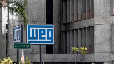 WEG, brasileira gigante da energia e automação, mostra resiliência em cenário global desafiador. Apesar de retração nas exportações para EUA, a empresa registra forte crescimento internacional em agosto. Inovação e presença global diversificada garantem seu sucesso.