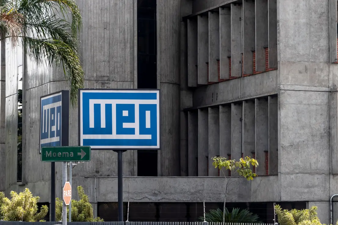 WEG, brasileira gigante da energia e automação, mostra resiliência em cenário global desafiador. Apesar de retração nas exportações para EUA, a empresa registra forte crescimento internacional em agosto. Inovação e presença global diversificada garantem seu sucesso.