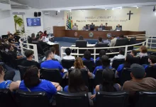 A Câmara Municipal de Paraguaçu Paulista realiza sua 16ª Sessão Ordinária em 06/10, com 26 requerimentos, 11 indicações e 7 moções a serem analisadas. Destaques incluem proposições sobre a premiação da EMEF Cel. Antônio Nogueira e o apoio à instalação da FATEC em Paraguaçu Paulista. Transmissão ao vivo pelo Facebook.