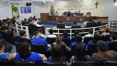 A Câmara Municipal de Paraguaçu Paulista realiza sua 16ª Sessão Ordinária em 06/10, com 26 requerimentos, 11 indicações e 7 moções a serem analisadas. Destaques incluem proposições sobre a premiação da EMEF Cel. Antônio Nogueira e o apoio à instalação da FATEC em Paraguaçu Paulista. Transmissão ao vivo pelo Facebook.