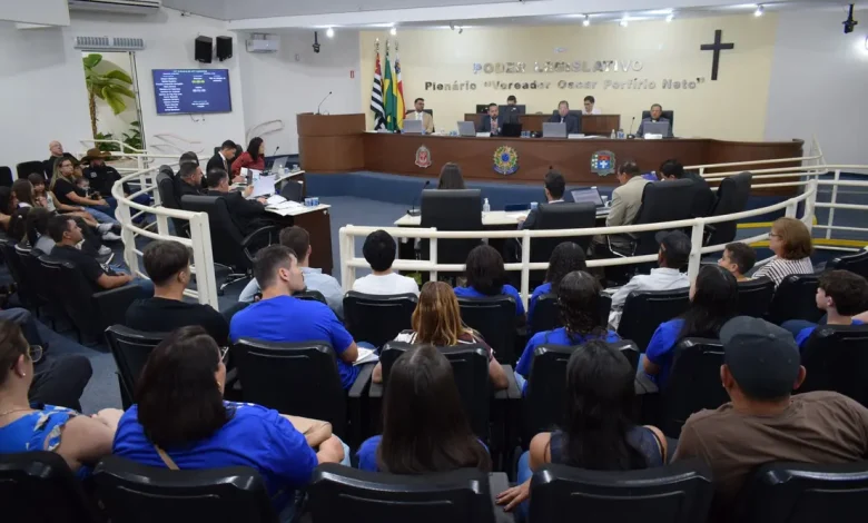 A Câmara Municipal de Paraguaçu Paulista realiza sua 16ª Sessão Ordinária em 06/10, com 26 requerimentos, 11 indicações e 7 moções a serem analisadas. Destaques incluem proposições sobre a premiação da EMEF Cel. Antônio Nogueira e o apoio à instalação da FATEC em Paraguaçu Paulista. Transmissão ao vivo pelo Facebook.