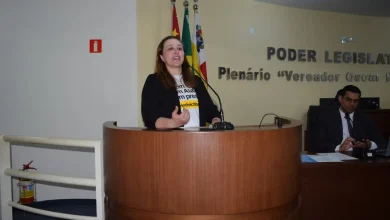 Professora Fernanda Cenci Queiroz discorre sobre a Ataxia de Friedreich, doença genética rara e progressiva que afeta o sistema nervoso e o coração. Ela compartilha a história pessoal de seu filho Gabriel, diagnosticado com a condição, e destaca a importância da conscientização, aconselhamento genético e políticas públicas de apoio.