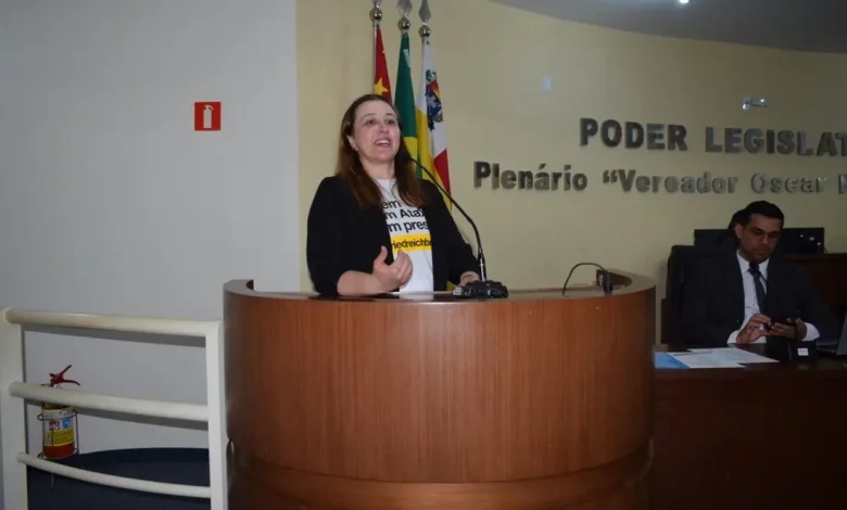 Ataxia de Friedreich: Conscientização, Aconselhamento e Apoio 1 Professora Fernanda Cenci Queiroz discorre sobre a Ataxia de Friedreich, doença genética rara e progressiva que afeta o sistema nervoso e o coração. Ela compartilha a história pessoal de seu filho Gabriel, diagnosticado com a condição, e destaca a importância da conscientização, aconselhamento genético e políticas públicas de apoio.