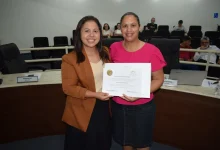 Câmara Municipal de Paraguaçu Paulista homenageia autores da biografia de Nhô Pai, “Nhô Pai, o poeta de Beijinho Doce”. Livro celebra o centenário da cidade e a trajetória do ícone da música caipira.