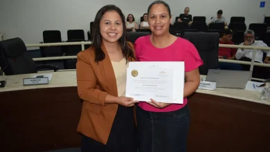 Câmara Municipal de Paraguaçu Paulista homenageia autores da biografia de Nhô Pai, “Nhô Pai, o poeta de Beijinho Doce”. Livro celebra o centenário da cidade e a trajetória do ícone da música caipira.