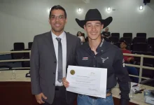 Vereadores celebram título de campeão de Três Tambores por Matheus Neves Cunha Stanckeviz, 14 anos. Jovem atleta conquistou vaga na 15ª Expo Paraguaçu e inspira a cidade com sua trajetória.