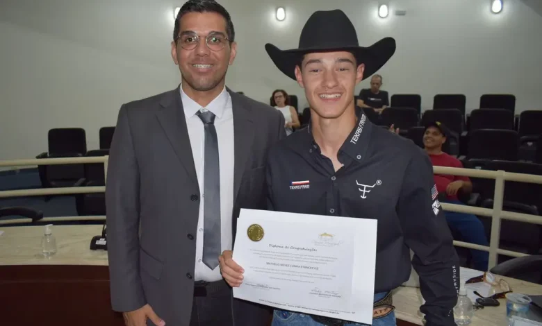 Matheus Neves Cunha Stanckeviz: Campeão de Três Tambores inspira a cidade 1 Vereadores celebram título de campeão de Três Tambores por Matheus Neves Cunha Stanckeviz, 14 anos. Jovem atleta conquistou vaga na 15ª Expo Paraguaçu e inspira a cidade com sua trajetória.
