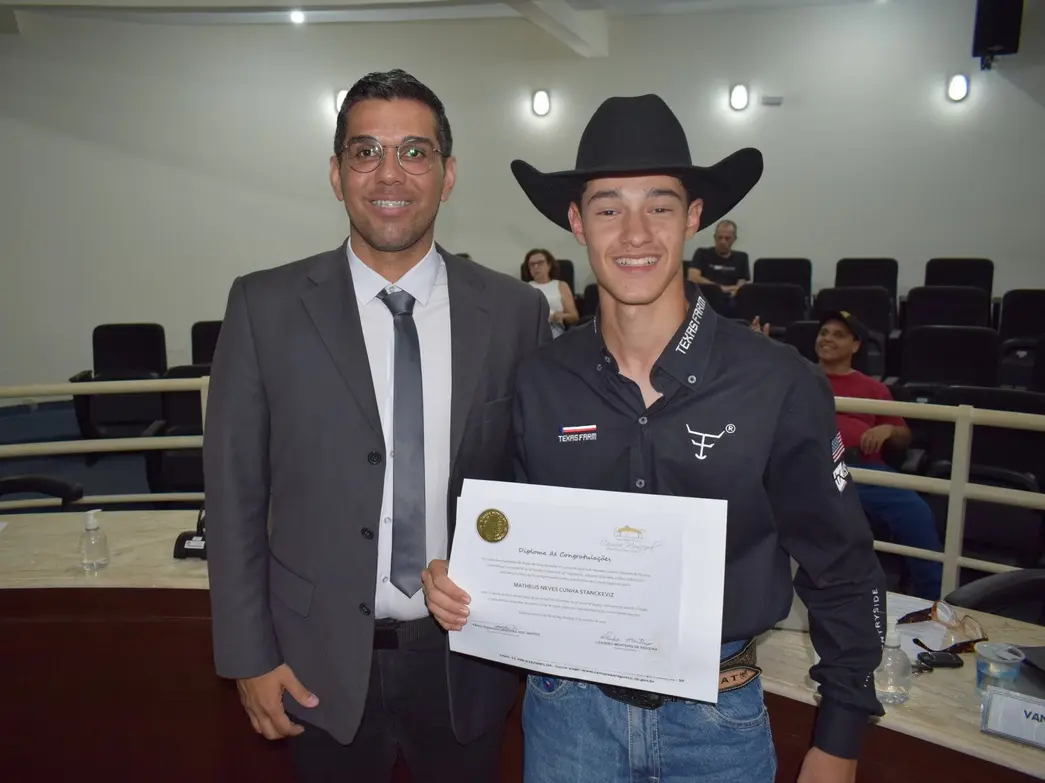 Matheus Neves Cunha Stanckeviz: Campeão de Três Tambores inspira a cidade 14 Vereadores celebram título de campeão de Três Tambores por Matheus Neves Cunha Stanckeviz, 14 anos. Jovem atleta conquistou vaga na 15ª Expo Paraguaçu e inspira a cidade com sua trajetória.