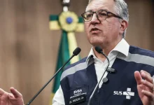 Brasil receberá 2.500 doses do antídoto fomepizol para complementar o tratamento de intoxicação por metanol. O Ministério da Saúde também ampliou o estoque de etanol farmacêutico.