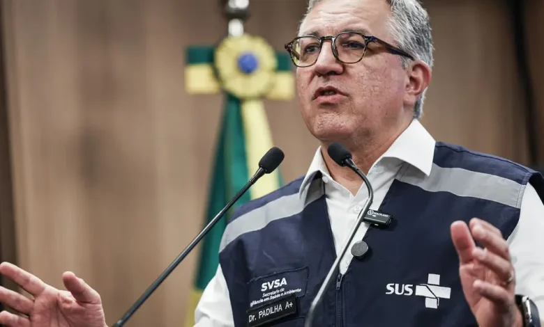 Brasil receberá 2.500 doses do antídoto fomepizol para complementar o tratamento de intoxicação por metanol. O Ministério da Saúde também ampliou o estoque de etanol farmacêutico.
